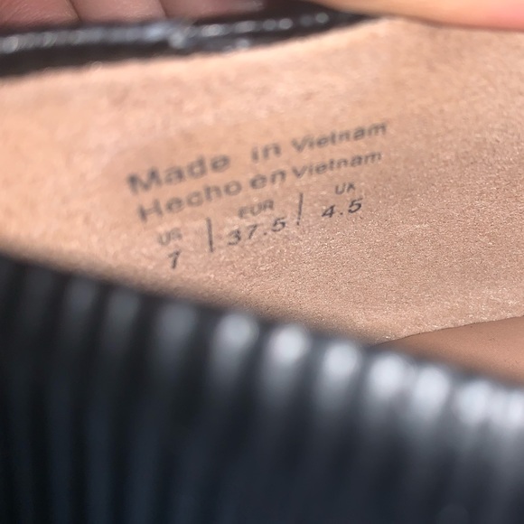 Black Flats - Picture 2 of 3